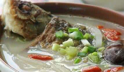 鲫鱼豆腐汤的做法 冬天如何养胃 冬季养胃鲫鱼豆腐汤的做法,冬季养胃鲫鱼豆腐汤怎么做好吃,冬季养胃鲫鱼豆腐汤的家常做法