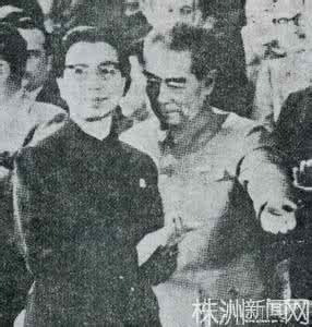 贱奴跪下来自己打耳光 1967年周恩来因为何事被江青打耳光 豪