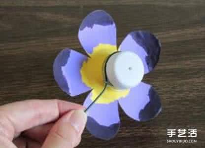 幼儿园纸花朵制作方法 幼儿园花朵制作方法 矿泉水瓶做花朵的步骤图