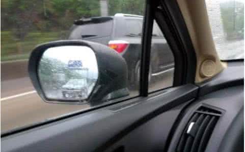 暴雨天开车注意事项 暴雨天开车18大注意事项