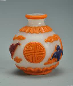 三色青凤蝶 套三色料花蝶纹烟壶(明)