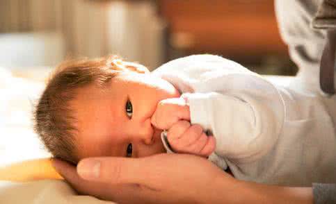 婴儿从鼻子里吐奶 吐奶赌住鼻子引起窒息 2个月宝宝半夜吐奶窒息,用了这两招救了孩子一命