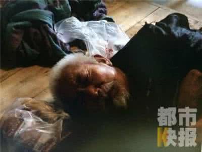 老人去世邀请短信大全 老人去世前请了这只流浪狗吃顿饭，结果狗狗居然花了14年来报恩