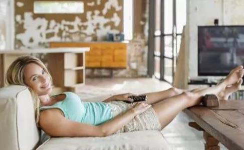 躺在沙发上看电视 躺沙发也能瘦身？一边看电视一边就瘦了！