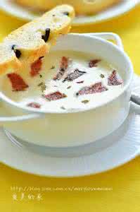 西红柿土豆汤的做法 一个简单的面包做法，配上一碗土豆汤真心不错