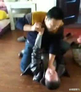 男子北京地铁破口大骂 古代男子头上戴什么 男子骑在父亲头上掐脖子大骂，母亲拍下视频，结果……