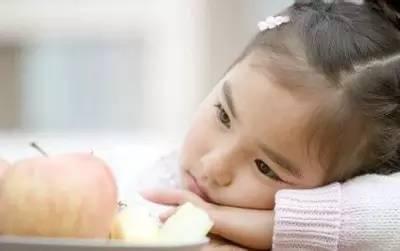 每个人都会遇到困难 每个人都会遇到困难 孩子很困的时候竟都会做这举动
