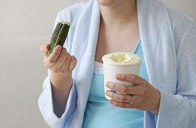 孕期玩手机致胎儿畸形 孕期玩手机致胎儿畸形 孕期是什么食物能让胎儿变白