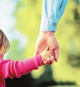 小孩子下巴长湿疹图片 孩子越长越像他的玩具，扶好下巴，差点儿笑落