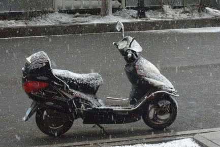 电动车下雨天防滑 下雪天骑电动车 下雪天骑电动车怎么防滑