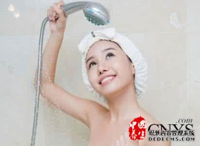 洗完澡用什么护肤好 女性洗澡做这动作竟能护肤 越洗越年轻
