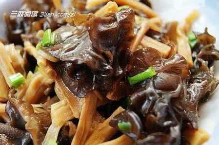 鲜黄花菜炒鸡蛋的做法 黑木耳炒黄花菜 黑木耳炒黄花菜的做法步骤