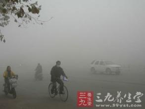 武汉大雾惊现奥特曼 惊 大雾会致癌呼吸需谨慎