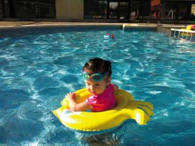 游泳池溺水 深圳7岁男童在小区泳池溺水 陷入深度昏迷