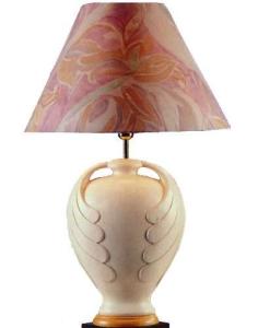 台灯对眼睛有伤害吗 台灯不宜太低容易伤害眼睛