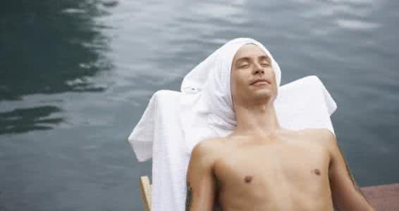 女人出轨后走路姿势 从洗澡姿势看男人出轨了几次