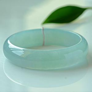 一万多的糯种翡翠手镯 选购翡翠手镯 翡翠手镯的选购以及保养