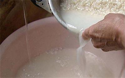 过期洗发水的妙用 洗米水 洗米水的妙用：1