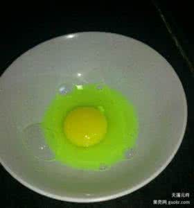 鸡蛋清是绿色的 鸡蛋清绿色 鸡蛋清是绿色的