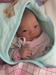 婴儿出生后用绑腿吗 婴儿出生后用绑腿吗 奶奶把刚出生的宝宝绑手绑腿 医生都气的发火了