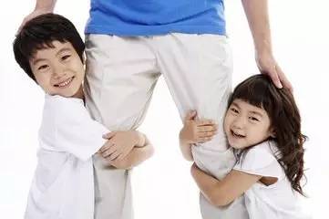 沉香豌蒋小微孩子父亲 这位父亲从一个小问题让孩子做到坦率