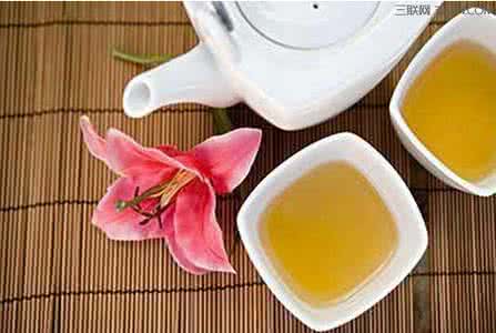 蜂蜜水的作用与功效 喝蜂蜜水有讲究 时间与功效成正比