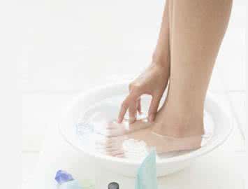 女性手脚冰冷吃什么好 女性手脚冰凉吃什么好 女性手脚冰凉的病因