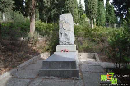 坟墓上种柏树有讲究 坟墓上种柏树有讲究 坟墓地怎么栽柏树？