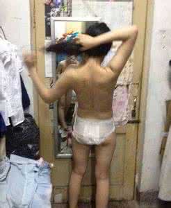 误把男子放入女子监狱 男子把香蕉皮放入丝袜内让人感到疑惑,看完结果朋友们都向他请教