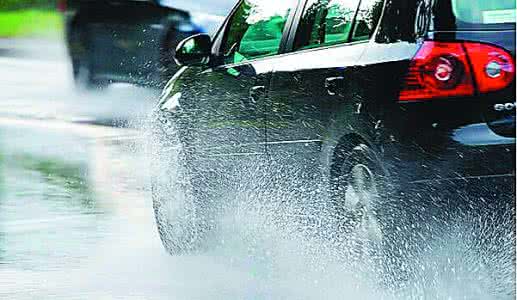 下大雨开车 10秒内决定生死!——大雨开车安全守则