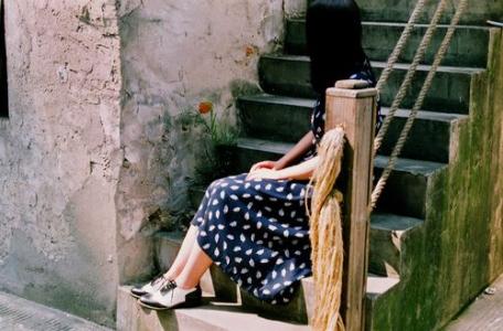 最好的时光 人在最好的时光,总会犯上一些痴,一些傻。哪一段青春不荒唐,哪一场爱情不受伤。