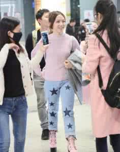 杨幂穿皮裤现身机场 杨幂穿皮裤现身机场 邓紫棋低调现身机场，不穿皮裤的她俨然一个学生妹
