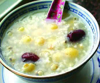 芡实莲子银耳羹 提升宝宝食欲的莲子芡实羹
