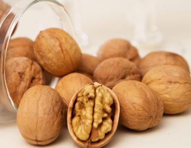 梦见捡核桃是什么意思 梦见自己捡核桃 梦见捡核桃