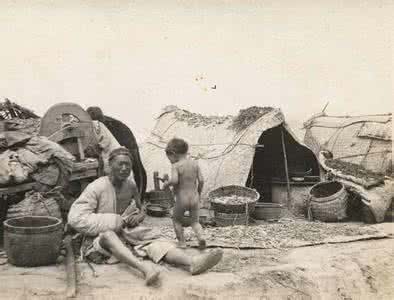 实拍伊拉克难民营 实拍灾害后清末难民衣不蔽体