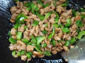 青椒炒鸡腿肉 青椒炒鸡腿肉，大厨级别做法，喜欢吃你就学起来！
