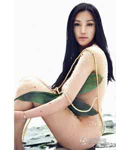 现场包粽子 动态图片《优品粽子怎么包？美女现场来示范》