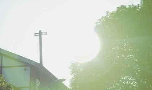 我们隔着一颗心的距离 隔着思念的距离读你