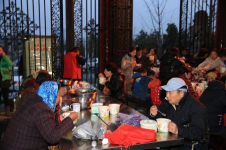 父后 母皇被抢了 腊八施粥 皇寺腊八施粥，情暖沈城父老
