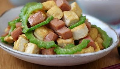 冲绳 苦瓜 午餐肉豆腐炒苦瓜