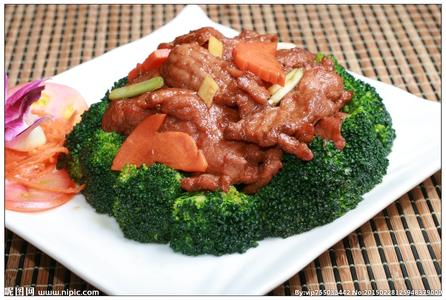 西兰花炒牛肉的做法 【今天咱做啥】——西兰花炒牛肉（牛肉这么炒也很好呲哦～）