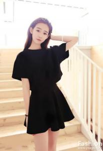 通灵珠宝 尽显女王范 黑色T恤怎么穿出女王范