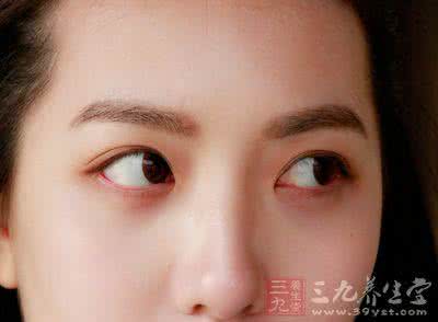 白眼球上有块黄斑 眼睛白眼球上有黄斑 保养眼睛的有效方法
