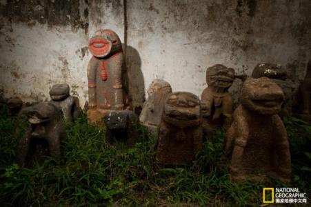 中国大陆最南端 在中国大陆最南端，有一大群石狗在守家护院