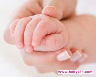 方形指甲修剪步骤图 给宝宝修剪指甲小窍门(图)