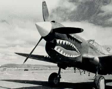 美国二战鲨鱼飞机图片 二战中喷着鲨鱼图案的美国飞机为啥被称为飞虎