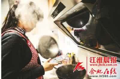 奇奇和悦悦的玩具做菜 一边做菜一边玩
