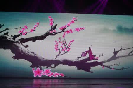 往事成追忆 多少往事成追忆，一串梦也随风飘