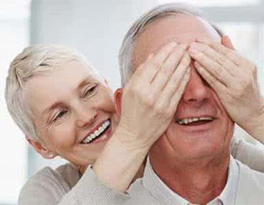 老人白内障的症状 白内障症状有哪些 哪些人容易得白内障？