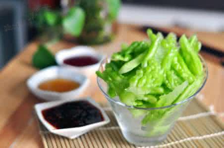 苦瓜去苦味 妈妈自从“这样切”苦瓜后，怕苦味的我终于敢吃了，因为一点也不苦了!